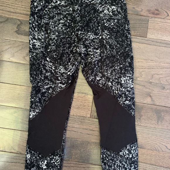 Lululemon Womens size 6 capris leggings - Picture 3 of 4